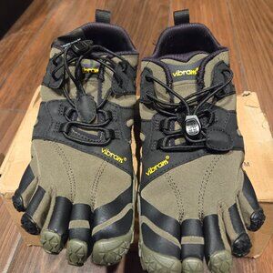 NWT Vibram five fingers V-train ivy color with black trim new with tags in box.
